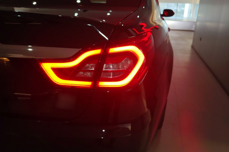 红旗H7 2018款 2.0T 旗舰版车身外观9