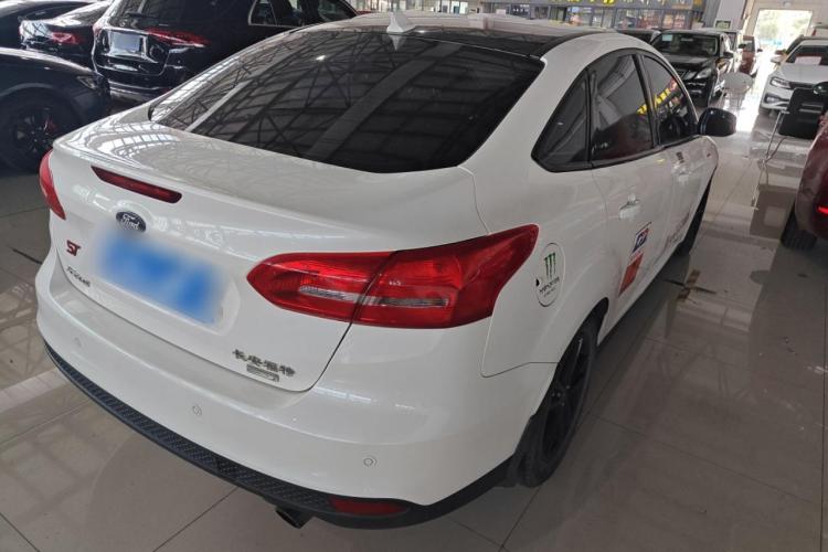 福特 福克斯 2018款 三厢经典 EcoBoost 180 自动精英型车身外观7