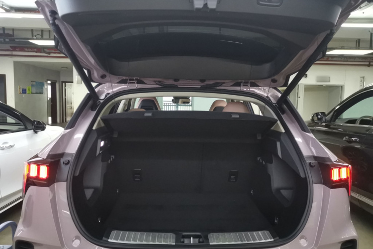 领克06 2021款 1.5T Shero粉色特别版机舱底盘23