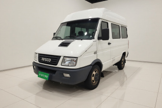 依维柯得意 2021款 2.5T A35 M1客车5-9座短轴中顶双胎手动门