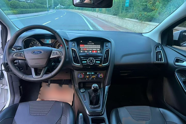 福特 福克斯 2017款 两厢 1.6L 手动风尚型智行版车身外观6001