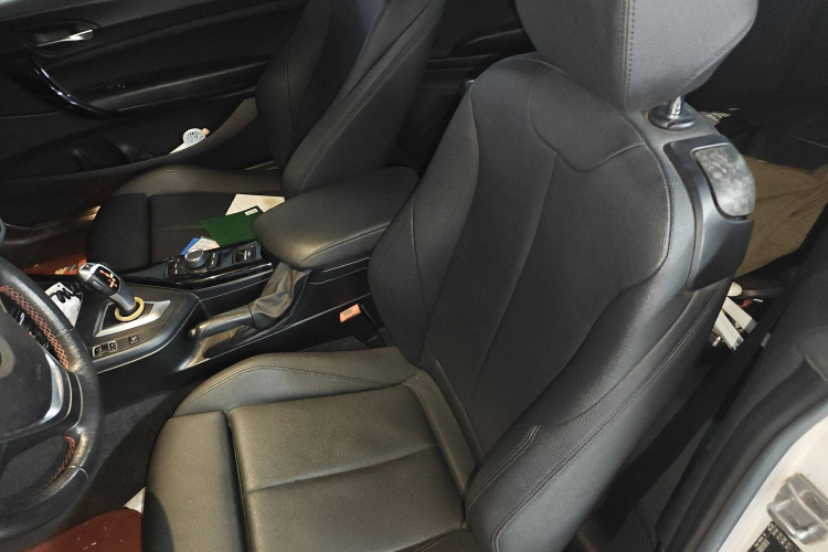 宝马2系(进口) 2018款 220i 敞篷轿跑车 运动设计套装局部细节19