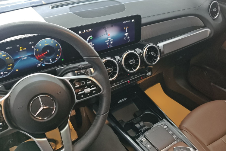 奔驰GLB 2023款 GLB 200 时尚型中控内饰7002