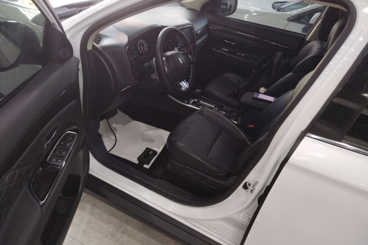 三菱 欧蓝德 2020款 2.4L 四驱致享版 5座中控内饰20