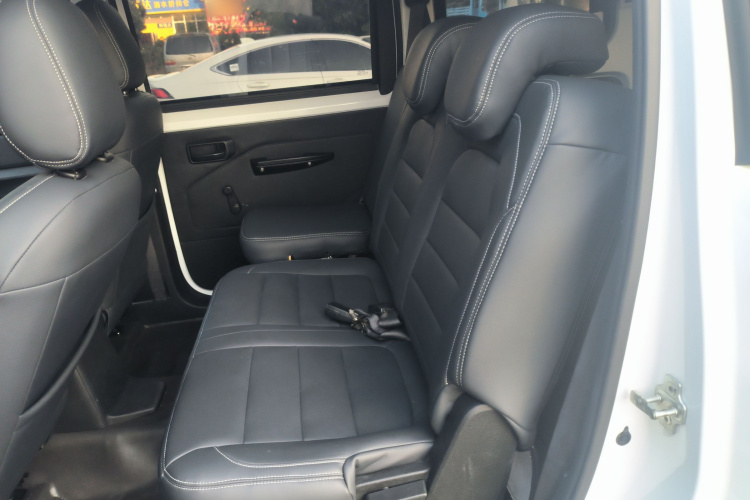 五菱汽车 五菱宏光PLUS 2020款 1.5L 手动标准型 5座中控内饰21