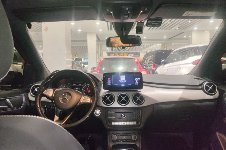 奔驰B级 2015款 B 200 动感型中控内饰12