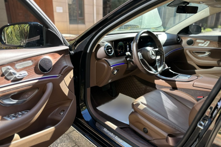 奔驰E级 2023款 改款 E 300 L 时尚型中控内饰7007