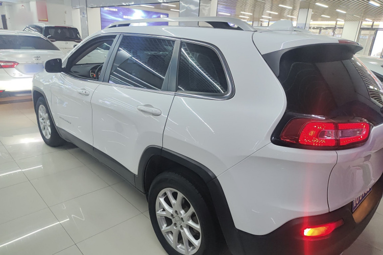 Jeep 自由光 2017款 2.0L 优越版车身外观4