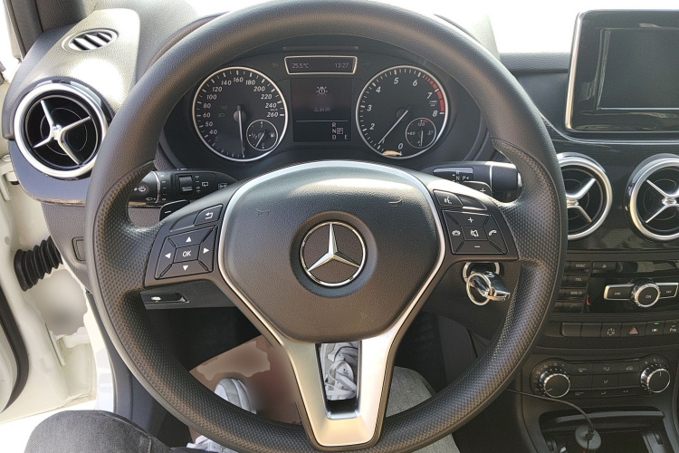 奔驰B级 2012款 B 180中控内饰13