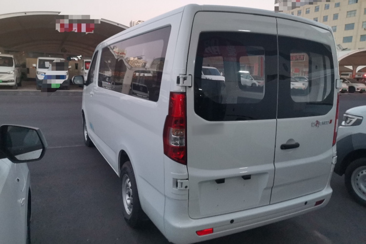 长安凯程 长安睿行EM80 2025款 客运版 舒适型 6座 300km 对开门车身外观4