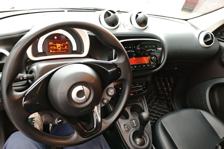 smart forfour 2016款 1.0L 52千瓦灵动版中控内饰7002