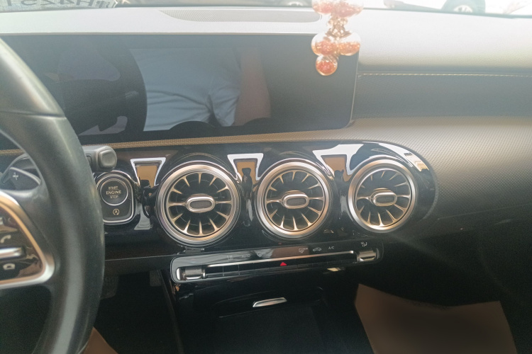 奔驰A级(进口) 2019款 A 200 动感型中控内饰7004