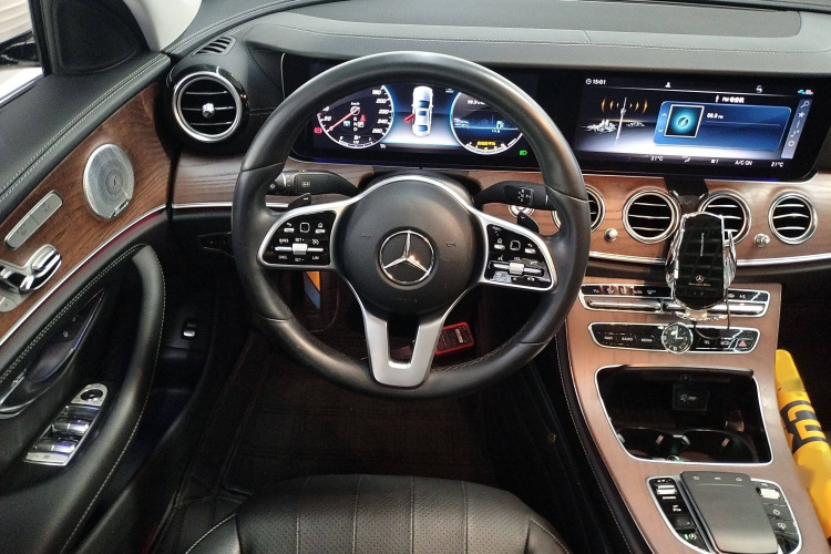 奔驰E级 2020款 E 300 L 豪华型局部细节13