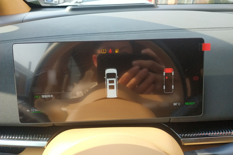 岚图汽车 岚图梦想家 2025款 PHEV 四驱旗舰鲲鹏版局部细节14