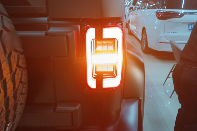 北京越野 北京BJ40 2024款 2.0D 刀锋英雄荣耀版车身外观9