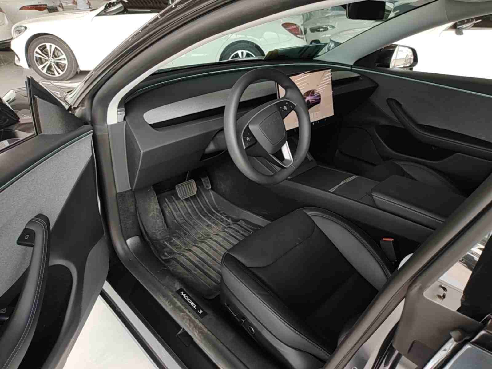 特斯拉Model 3驾驶位内饰全景