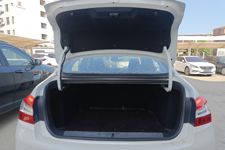 标致408 2018款 350THP 自动豪华版机舱底盘23