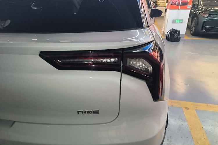 吉利几何E萤火虫 2024款 301km 流光车身外观9