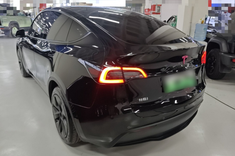 特斯拉 Model Y 2023款 后轮驱动版车身外观4