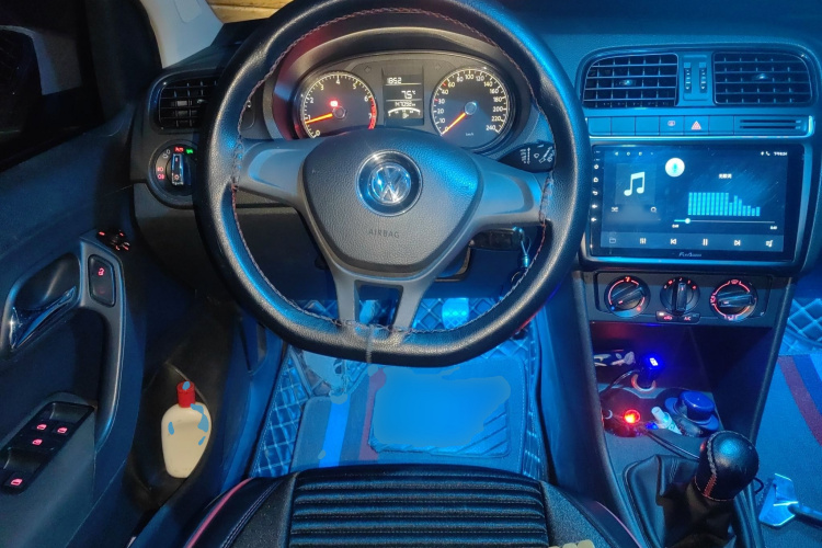 大众 Polo 2014款 1.4L 手动风尚版中控内饰13