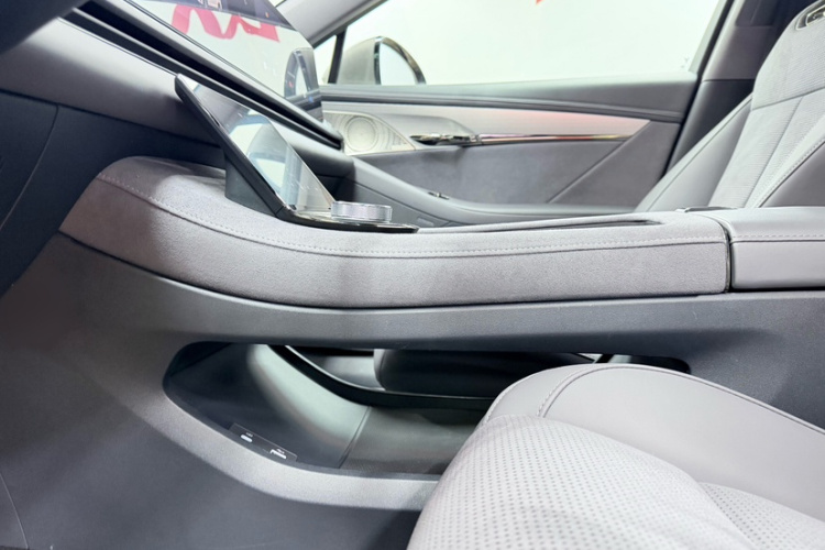 岚图汽车 岚图追光 2024款 PHEV 四驱超长续航旗舰版局部细节9004