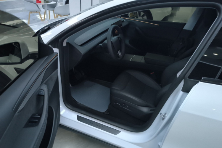 特斯拉 Model Y 2025款 长续航全轮驱动版中控内饰7003