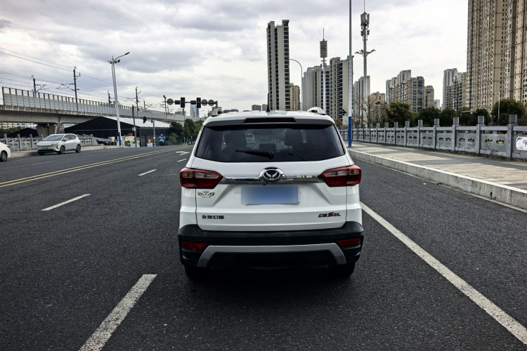 北汽幻速S3 2016款 S3L 1.5L 手动尊贵型车身外观6005