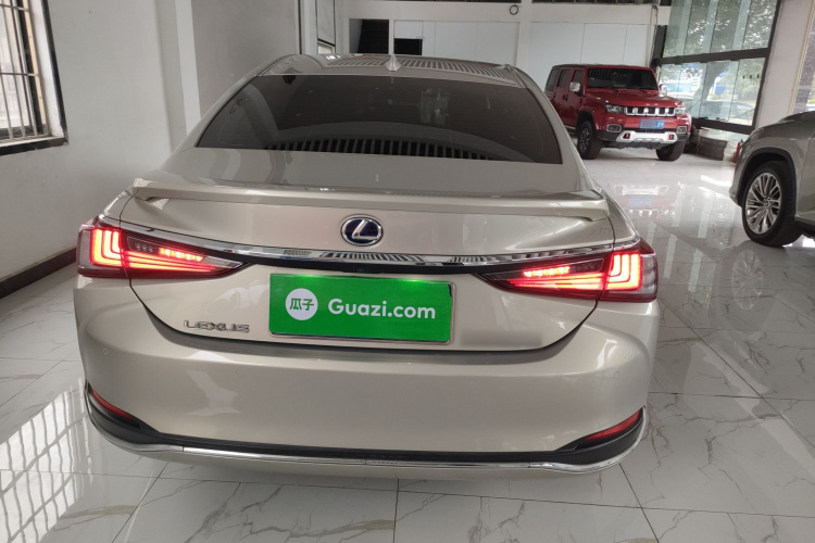 雷克萨斯ES 2020款 300h 卓越版车身外观6