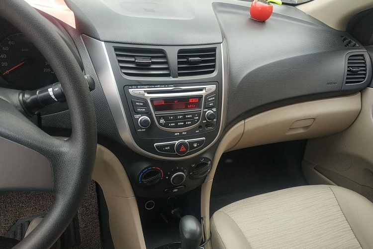 现代 瑞纳 2014款 1.4L 自动智能型GLS局部细节16