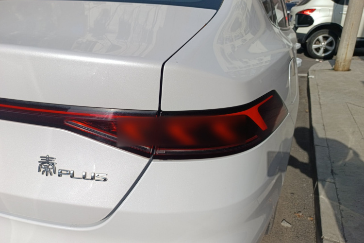 比亚迪 秦PLUS 2021款 EV 600KM 旗舰型车身外观9