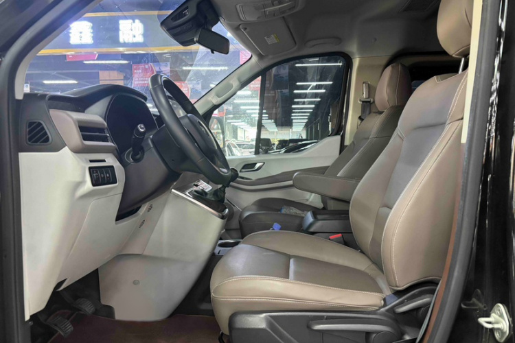 福田 2024款 图雅诺大V PRO 高级小客  2.0T手动长轴中顶 后单胎7/9座中控内饰7002