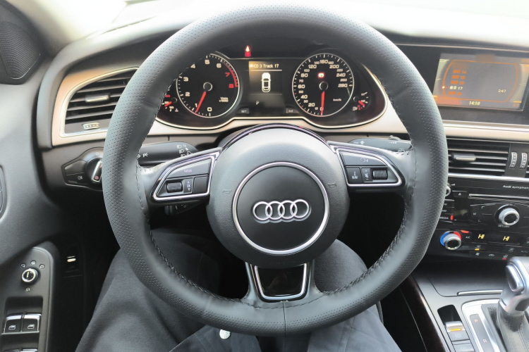 奥迪A4L 2016款 35 TFSI 典藏版 自动标准型中控内饰13