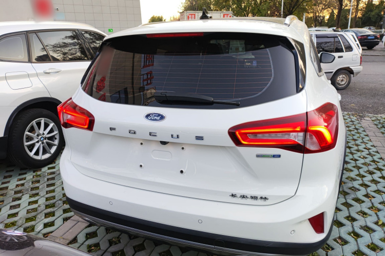 福特 福克斯 2021款 猎装版 EcoBoost 180 自动猎潮型车身外观6