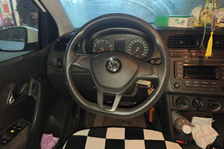 大众 Polo 2014款 1.4L 手动风尚版中控内饰13