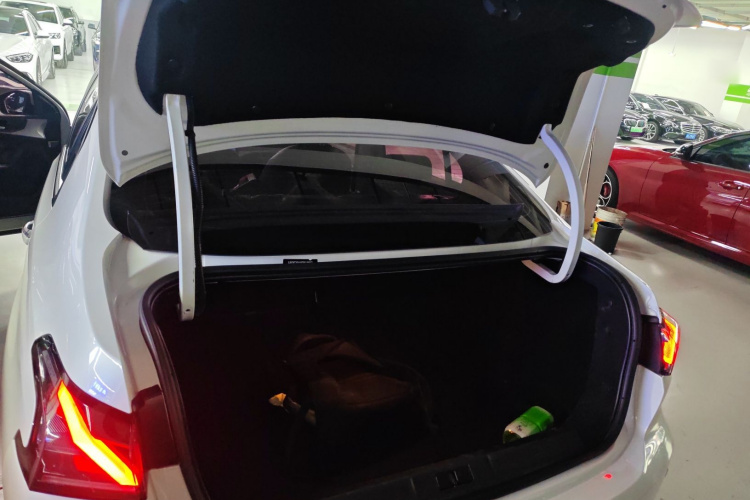 标致408 2022款 1.6T 进取版机舱底盘23