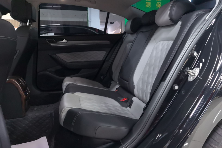 大众 迈腾 2023款 200万辆纪念版 330TSI DSG领先型中控内饰7004