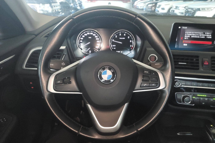 宝马1系 2019款 118i 时尚型中控内饰13