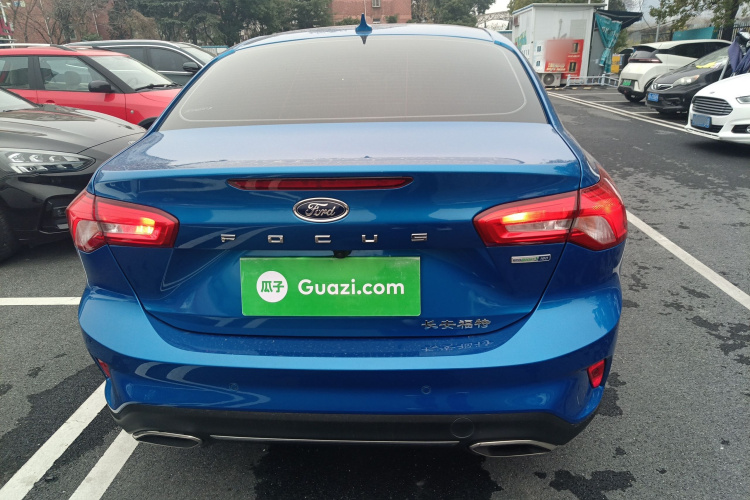 福特 福克斯 2021款 三厢 EcoBoost 180 自动锋潮型车身外观6