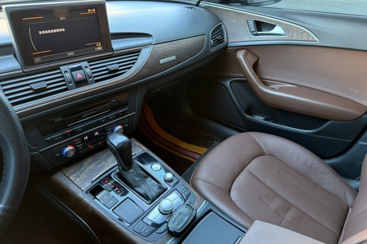奥迪A6L 2018款 30周年年型 45 TFSI quattro 运动型中控内饰7006