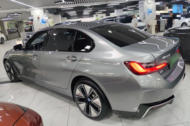 宝马i3 2023款 eDrive 40 L 曜夜运动套装车身外观4