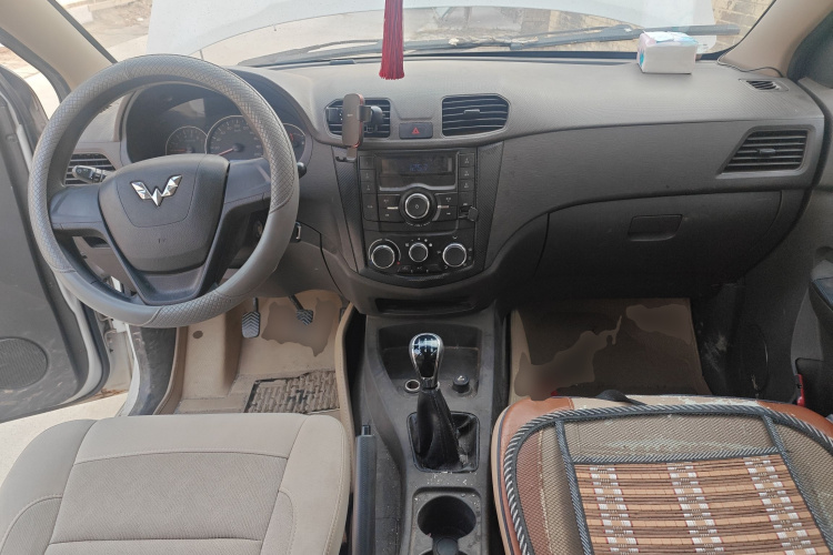 五菱汽车 五菱宏光 2016款 1.5L S舒适型中控内饰12