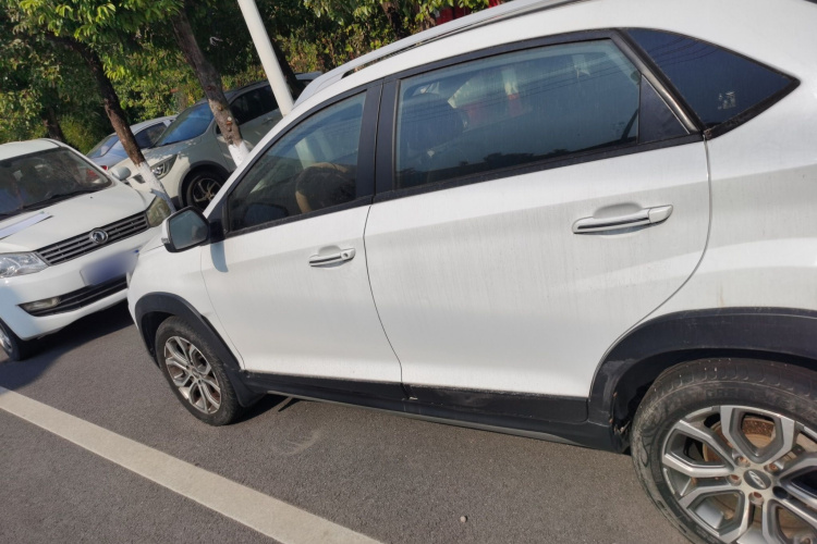 奇瑞 瑞虎3X 2017款 1.5L 自动时尚版车身外观4