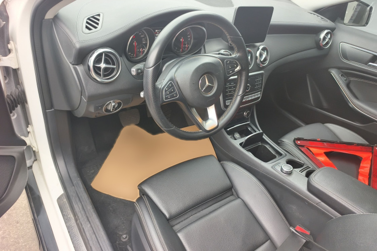 奔驰GLA 2018款 GLA 220 4MATIC 运动型中控内饰7002