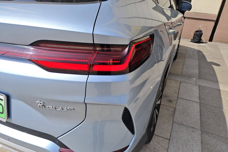 比亚迪 宋PLUS新能源 2024款 荣耀版 DM-i 110km 旗舰型车身外观9