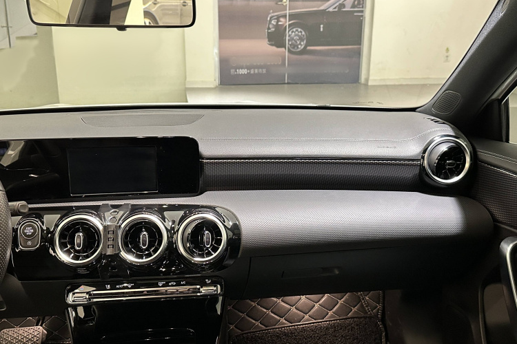 奔驰A级 2019款 A 180 L 运动轿车中控内饰7006