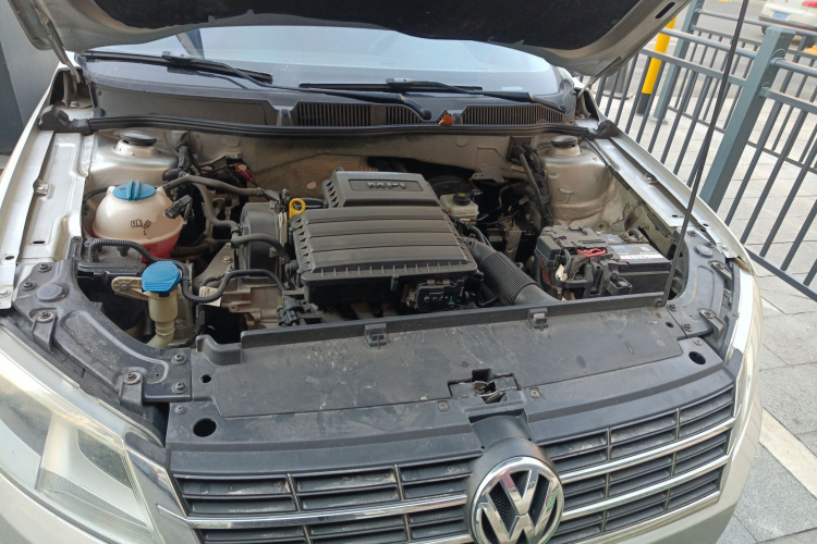 大众 朗逸 2013款 改款经典 1.6L 自动舒适版机舱底盘24