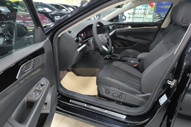 大众 帕萨特 2025款 出众款 380TSI 龙腾版中控内饰7003