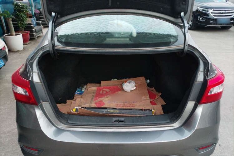 日产 轩逸 2021款 经典 1.6XE CVT舒适版机舱底盘23