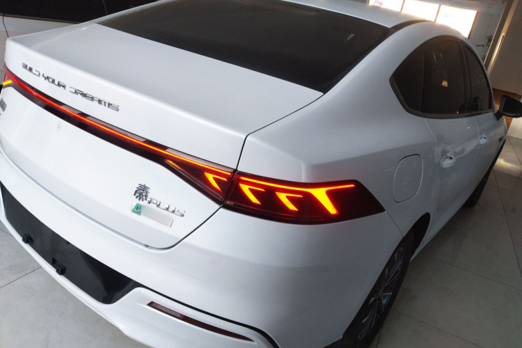 比亚迪 秦PLUS 2024款 荣耀版 DM-i 55KM领先型车身外观6005