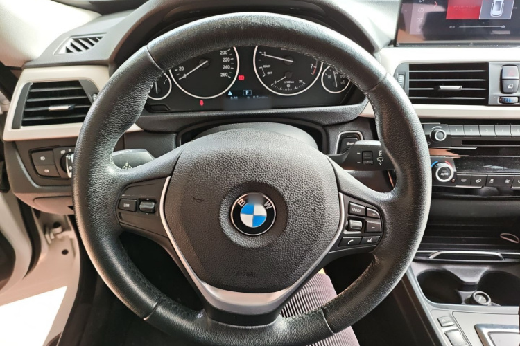 宝马3系GT 2017款 320i 时尚型中控内饰13